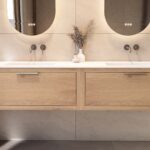 Wandhängendes Badezimmermöbel 200 cm aus Natureiche mit eine Schublade und matt-weißer Solid Surface-Waschtisch (klassisch)