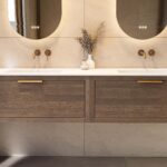 Wandhängendes Badezimmermöbel 200 cm aus dunkler Eiche mit eine Schublade und matt-weißer Solid Surface-Waschtisch