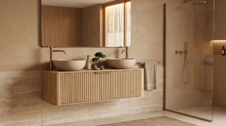 Rundes hängendes Badmöbel 120 cm aus Natureiche mit Riffelfront, Eichenholzplatte und zwei beige Kalksteinbecken