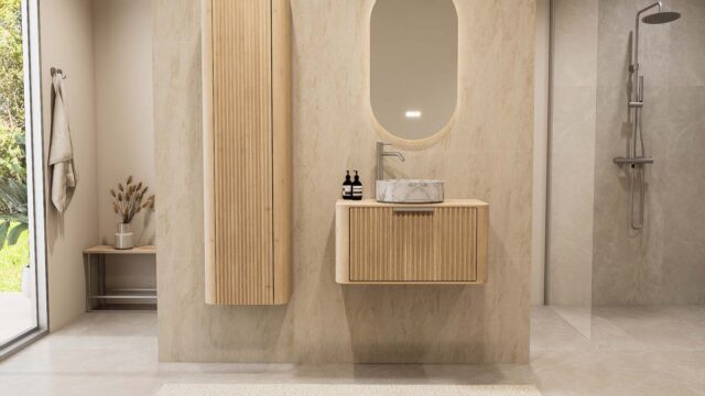 Rundes hängendes Badezimmermöbel 80 cm aus Natureiche mit Riffelfront, Eichenholzplatte und Marmoroptik-Keramikbecken