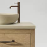 Landhaus-Badezimmermöbel 802 cm aus Massiveiche mit beigem Betonwaschtisch und doppeltem Becken