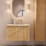 Natureiche Badezimmermöbel 80 cm mit glatter Front, Innenschublade und beigem Kalkstein-Waschtisch