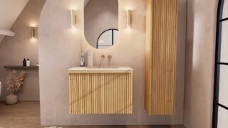 Natureiche Badezimmermöbel 80 cm mit glatter Front, Innenschublade und beigem Kalkstein-Waschtisch