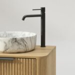 Rundes hängendes Badezimmermöbel 160 cm aus Natureiche mit Riffelfront, Eichenholzplatte und Marmoroptik-Keramikbecken