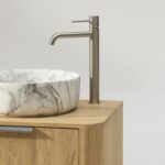 Rundes hängendes Badezimmermöbel 140 cm aus Natureiche mit glatter Front, Eichenholzplatte und Marmoroptik-Keramikbecken