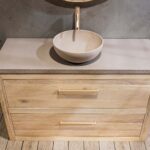 Landhaus-Badezimmermöbel 130 cm aus Massiveiche mit beigem Betonwaschtisch und passendem Becken