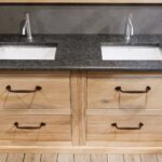 Landhaus-Badezimmermöbel 802 cm aus Massiveiche mit Granitplatte und doppeltem Waschbecken