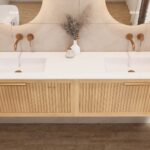 Wandhängendes Badezimmermöbel 200 cm aus Natureiche mit eine Schublade und matt-weißer Solid Surface-Waschtisch (stilvoll)