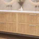 Wandhängendes Badezimmermöbel 200 cm aus Natureiche mit zwei Schubladen und matt-weißer Solid Surface-Waschtisch (stilvoll)