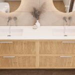 Wandhängendes Badezimmermöbel 200 cm aus Natureiche mit zwei Schubladen und matt-weißer Solid Surface-Waschtisch (stilvoll)