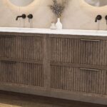 Wandhängendes Badezimmermöbel 200 cm aus dunkler Eiche mit zwei Schubladen und matt-weißer Solid Surface-Waschtisch (Naturholz)