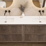 Wandhängendes Badezimmermöbel 200 cm aus dunkler Eiche mit zwei Schubladen und matt-weißer Solid Surface-Waschtisch (Naturholz)