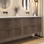 Wandhängendes Badezimmermöbel 200 cm aus dunkler Eiche mit zwei Schubladen und matt-weißer Solid Surface-Waschtisch (Naturholz)