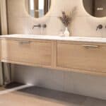 Wandhängendes Badezimmermöbel 200 cm aus Natureiche mit eine Schublade und matt-weißer Solid Surface-Waschtisch (klassisch)