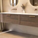 Wandhängendes Badezimmermöbel 200 cm aus dunkler Eiche mit eine Schublade und matt-weißer Solid Surface-Waschtisch