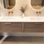 Wandhängendes Badezimmermöbel 200 cm aus dunkler Eiche mit eine Schublade und matt-weißer Solid Surface-Waschtisch
