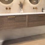 Wandhängendes Badezimmermöbel 200 cm aus dunkler Eiche mit eine Schublade und matt-weißer Solid Surface-Waschtisch