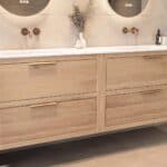 Wandhängendes Badezimmermöbel 200 cm aus Natureiche mit zwei Schubladen und matt-weißer Solid Surface-Waschtisch