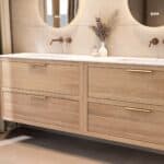 Wandhängendes Badezimmermöbel 200 cm aus Natureiche mit zwei Schubladen und matt-weißer Solid Surface-Waschtisch