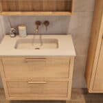 Wandhängendes Badezimmermöbel 80 cm aus Natureiche mit zwei Schubladen und Beton-beiger Waschtisch (elegant)