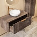 Rundes hängendes Badezimmermöbel 100 cm aus dunkler Eiche mit Riffelfront, Eichenholzplatte und weißes Solid-Surface-Aufsatzb