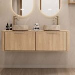 Rundes hängendes Badezimmermöbel 140 cm aus Natureiche mit glatter Front, Eichenholzplatte und beige Marmoroptik-Becken
