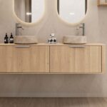 Rundes hängendes Badezimmermöbel 160 cm aus Natureiche mit glatter Front, Eichenholzplatte und beige Marmoroptik-Becken
