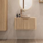 Rundes hängendes Badezimmermöbel 80 cm aus Natureiche mit Riffelfront, Eichenholzplatte und beige Marmoroptik-Becken