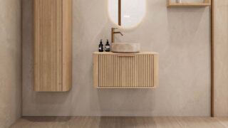 Rundes hängendes Badezimmermöbel 80 cm aus Natureiche mit Riffelfront, Eichenholzplatte und beige Marmoroptik-Becken