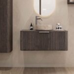 Rundes hängendes Badezimmermöbel 100 cm aus dunkler Eiche mit Riffelfront, Eichenholzplatte und beige Marmoroptik-Becken