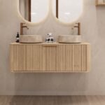 Rundes hängendes Badmöbel 120 cm aus Natureiche mit Riffelfront, Eichenholzplatte und zwei beige Marmoroptik-Becken
