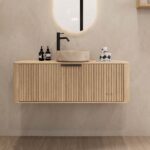 Rundes hängendes Badezimmermöbel 120 cm aus Natureiche mit Riffelfront, Eichenholzplatte und beige Marmoroptik-Becken