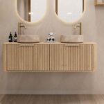 Rundes hängendes Badezimmermöbel 140 cm aus Natureiche mit Riffelfront, Eichenholzplatte und beige Marmoroptik-Becken