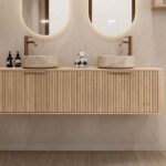 Rundes hängendes Badezimmermöbel 160 cm aus Natureiche mit Riffelfront, Eichenholzplatte und beige Marmoroptik-Becken