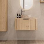 Rundes hängendes Badezimmermöbel 80 cm aus Natureiche mit glatter Front, Eichenholzplatte und beige Marmoroptik-Becken