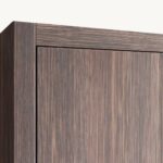 Geräumiger Badezimmerschrank mit drei Einlegeböden aus massiver dunkler Eiche mit glatter Front 180 cm.
