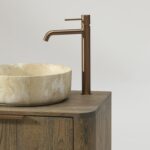 Rundes hängendes Badezimmermöbel 160 cm aus dunkler Eiche mit glatter Front, Eichenholzplatte und beige Marmoroptik-Becken
