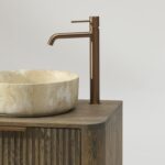 Rundes hängendes Badezimmermöbel 140 cm aus dunkler Eiche mit Riffelfront, Eichenholzplatte und beige Marmoroptik-Becken