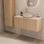 Rundes hängendes Badezimmermöbel 100 cm aus Natureiche mit Riffelfront, Eichenholzplatte und beige Marmoroptik-Becken