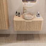 Rundes hängendes Badezimmermöbel 100 cm aus Natureiche mit Riffelfront, Eichenholzplatte und beige Marmoroptik-Becken
