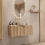 Rundes hängendes Badezimmermöbel 100 cm aus Natureiche mit Riffelfront, Eichenholzplatte und beige Marmoroptik-Becken