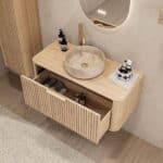 Rundes hängendes Badezimmermöbel 100 cm aus Natureiche mit Riffelfront, Eichenholzplatte und beige Marmoroptik-Becken