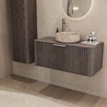 Rundes hängendes Badezimmermöbel 100 cm aus dunkler Eiche mit Riffelfront, Eichenholzplatte und beige Marmoroptik-Becken