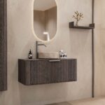 Rundes hängendes Badezimmermöbel 100 cm aus dunkler Eiche mit Riffelfront, Eichenholzplatte und beige Marmoroptik-Becken