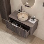 Rundes hängendes Badezimmermöbel 100 cm aus dunkler Eiche mit Riffelfront, Eichenholzplatte und beige Marmoroptik-Becken