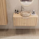 Rundes hängendes Badezimmermöbel 100 cm aus Natureiche mit glatter Front, Eichenholzplatte und beige Marmoroptik-Becken