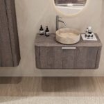 Rundes hängendes Badezimmermöbel 100 cm aus dunkler Eiche mit glatter Front, Eichenholzplatte und beige Marmoroptik-Becken