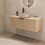 Rundes hängendes Badezimmermöbel 120 cm aus Natureiche mit Riffelfront, Eichenholzplatte und beige Marmoroptik-Becken