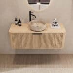 Rundes hängendes Badezimmermöbel 120 cm aus Natureiche mit Riffelfront, Eichenholzplatte und beige Marmoroptik-Becken