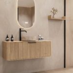 Rundes hängendes Badezimmermöbel 120 cm aus Natureiche mit Riffelfront, Eichenholzplatte und beige Marmoroptik-Becken